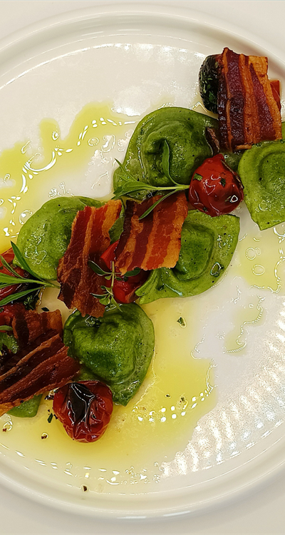 Cappellacci verdi all’Ambra di Talamello, pomodorini arrosto  e rigatino toscano