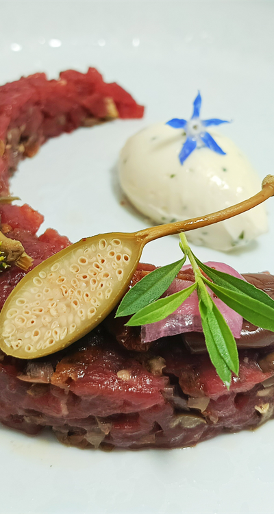 Tartar di Scottona alla mediterranea con burro al timo e pan brioche tostato