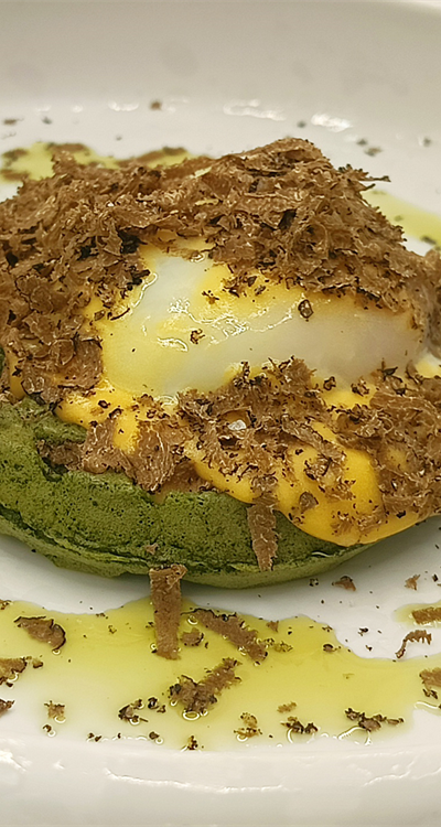 Waffle agli spinaci con uovo pochè, zabaione al parmigiano 36 mesi  e tartufo nero