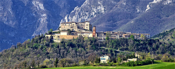 Frontone, un borgo incastonato nel verde