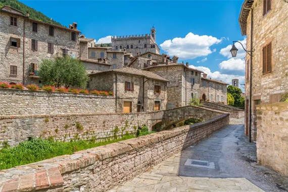 Gubbio, la "città grigia" medievale